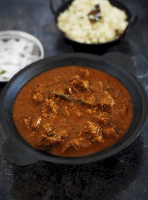 Carne di beef con cipolla e spezie